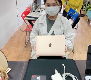 bé xinh mua quà sịn <3