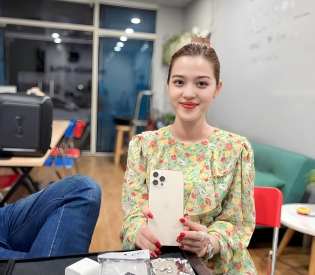 chị xinh điện thoại cũng xinh <3