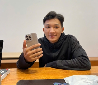 anh khách quen lâu năm ghé ủng hộ 15 Pro Max