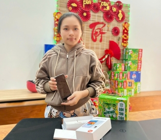 em gái ủng hộ laptop + redmi note10pro