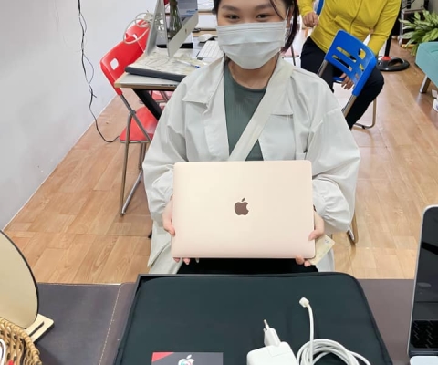 bé xinh mua quà sịn <3
