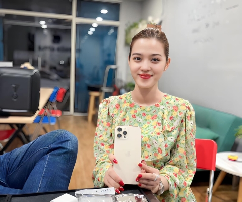 chị xinh điện thoại cũng xinh <3