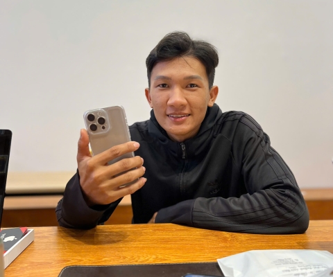 anh khách quen lâu năm ghé ủng hộ 15 Pro Max
