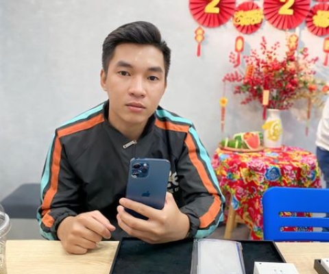 anh khách đẹp zai chốt em 12 Pro Max nhanh gọn