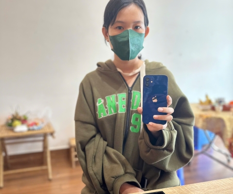 em gái ủng hộ iPhone 12 128GB