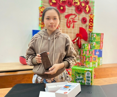 em gái ủng hộ laptop + redmi note10pro