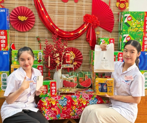 cảm ơn 2 cô giáo tương lai ủng hộ